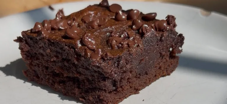 FUDGIEST HEALTHY BROWNIES